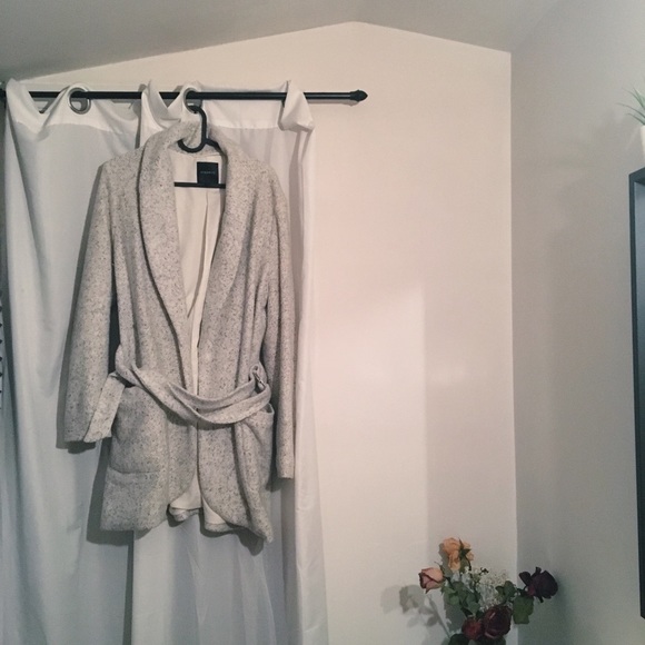 Grey and White Fall Overcoat w/ Belt - Picture 4 of 6